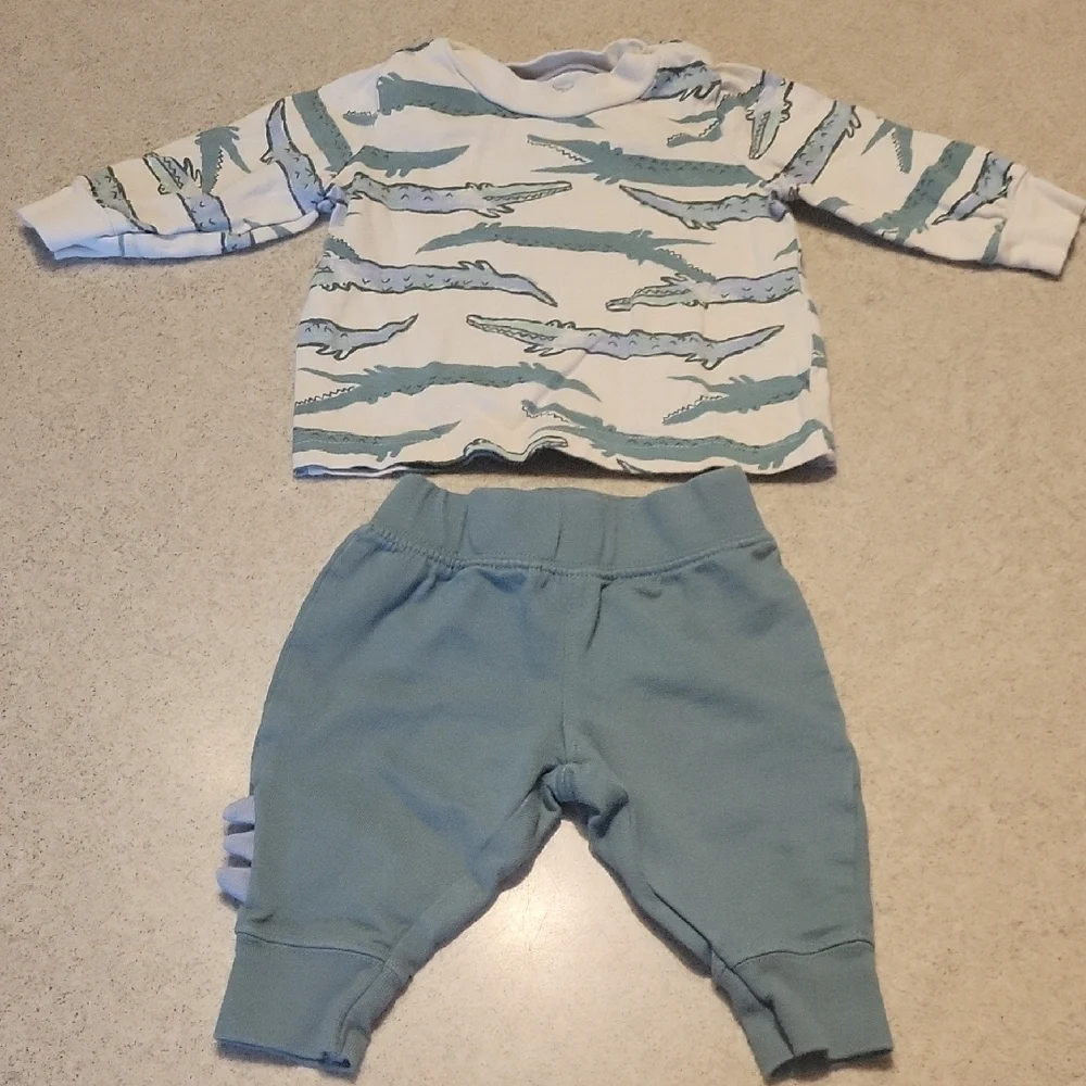 Carter's 2pc Crocodile Outfit Size 3 Months